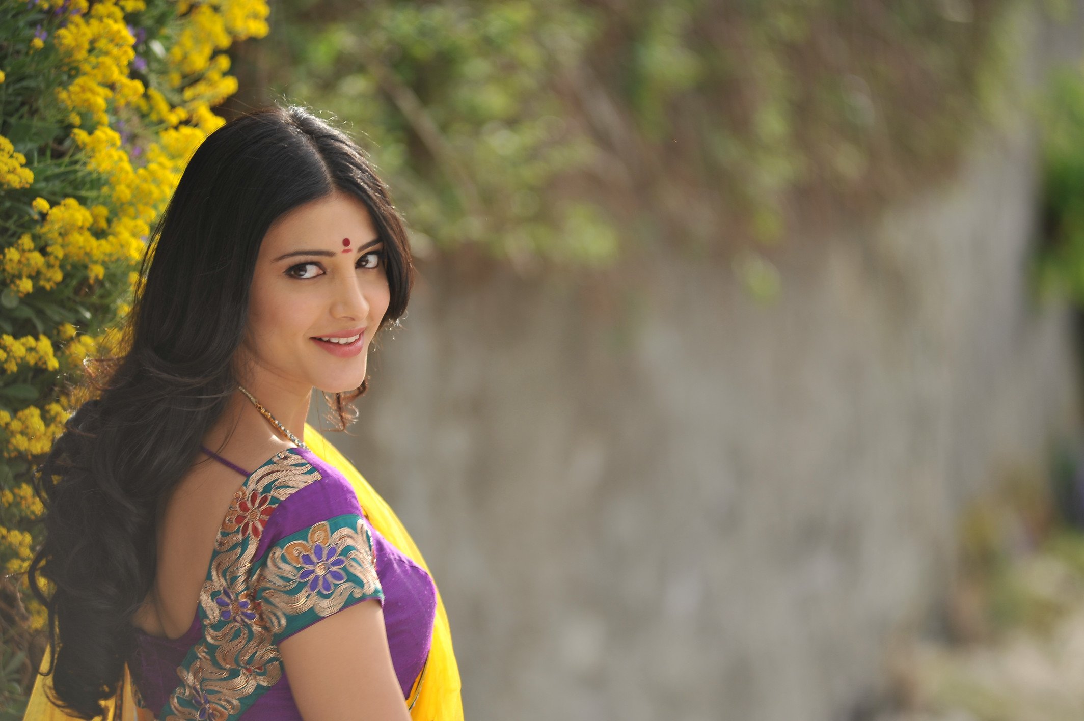 Shruti Haasan Unseen Hot Belly and Navel Photos in Half Saree