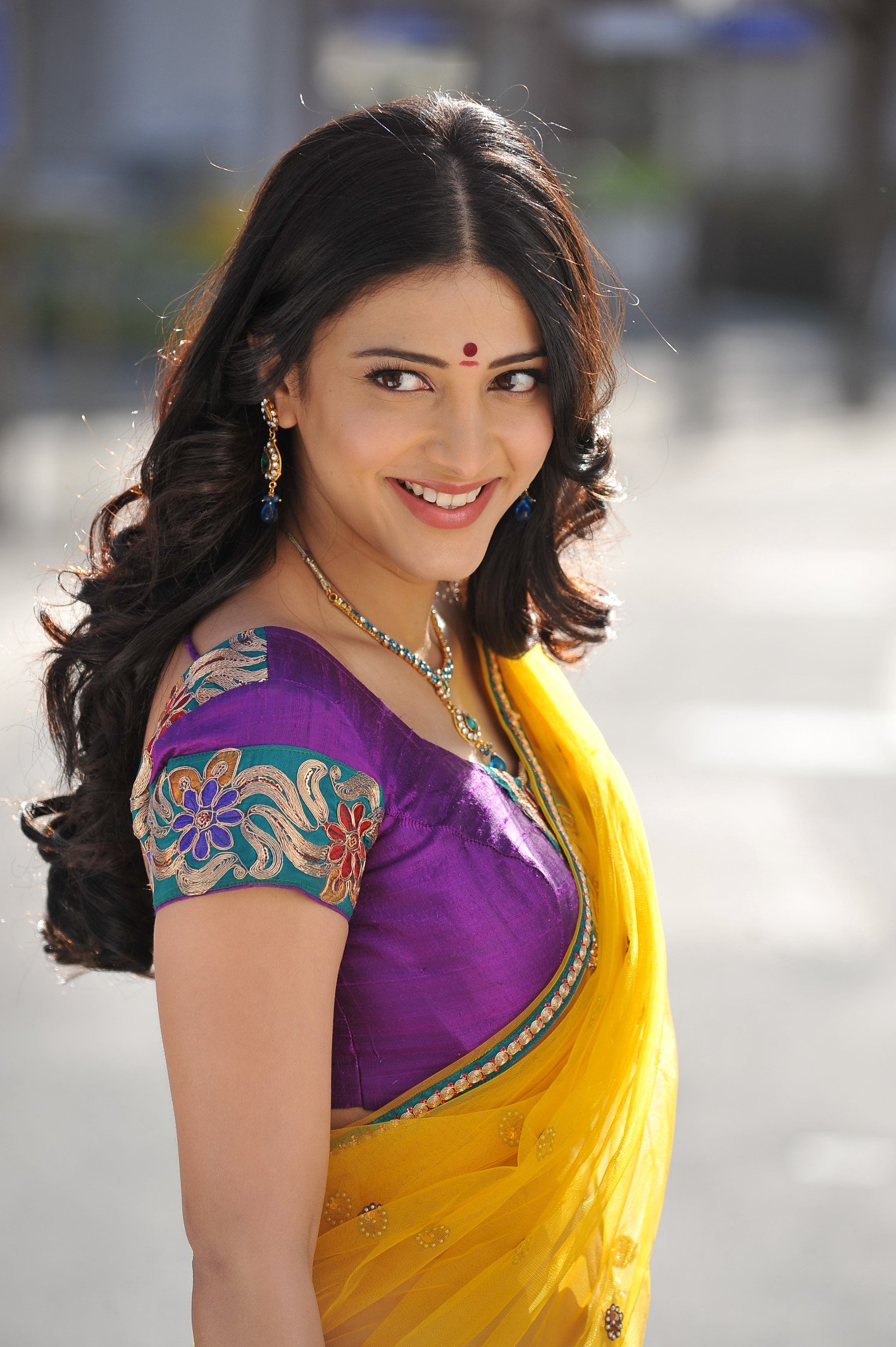 Shruti Haasan Unseen Hot Belly and Navel Photos in Half Saree