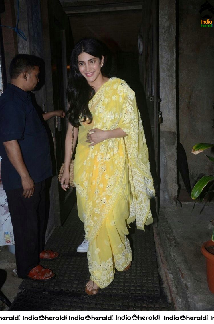 Shruti Haasan Unseen Hot Photos in Saree when roaming with her Ex Boyfriend