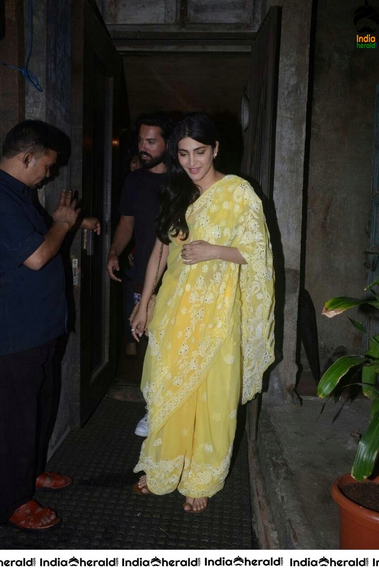 Shruti Haasan Unseen Hot Photos in Saree when roaming with her Ex Boyfriend