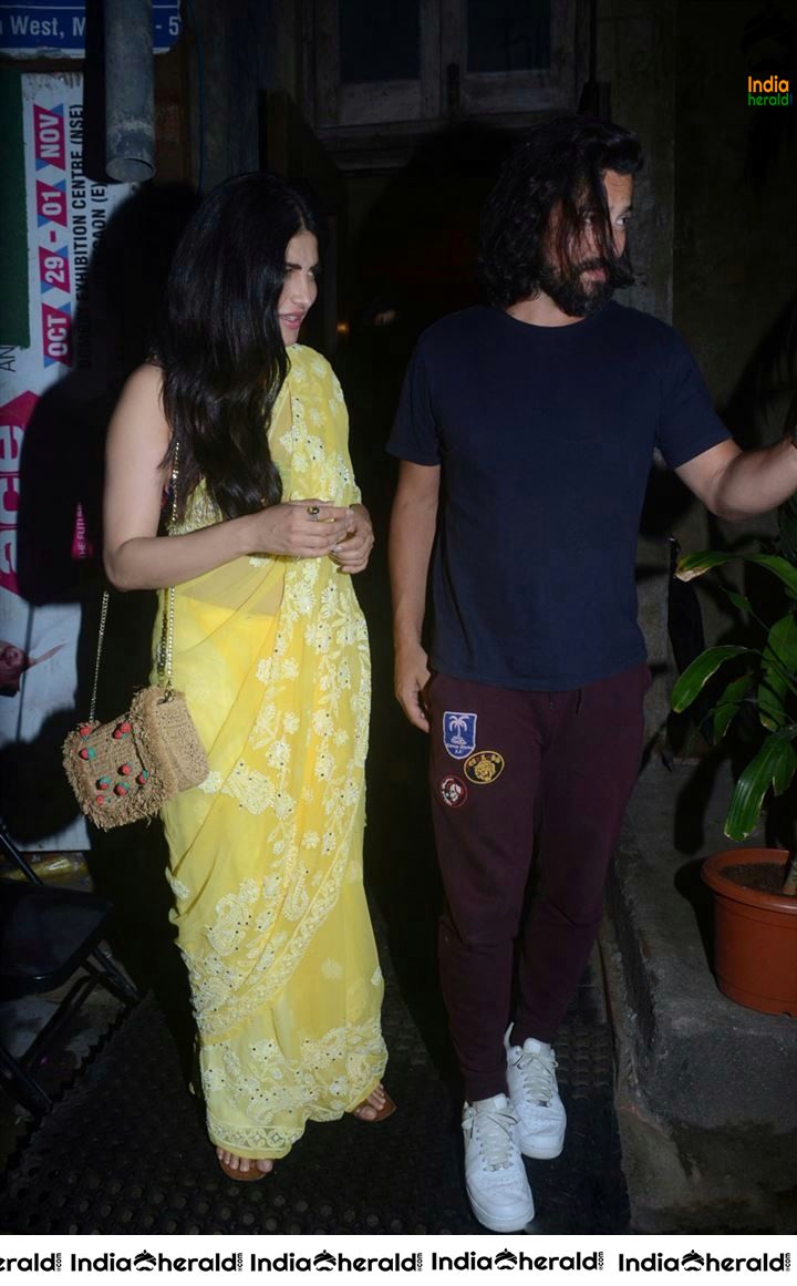 Shruti Haasan Unseen Hot Photos in Saree when roaming with her Ex Boyfriend
