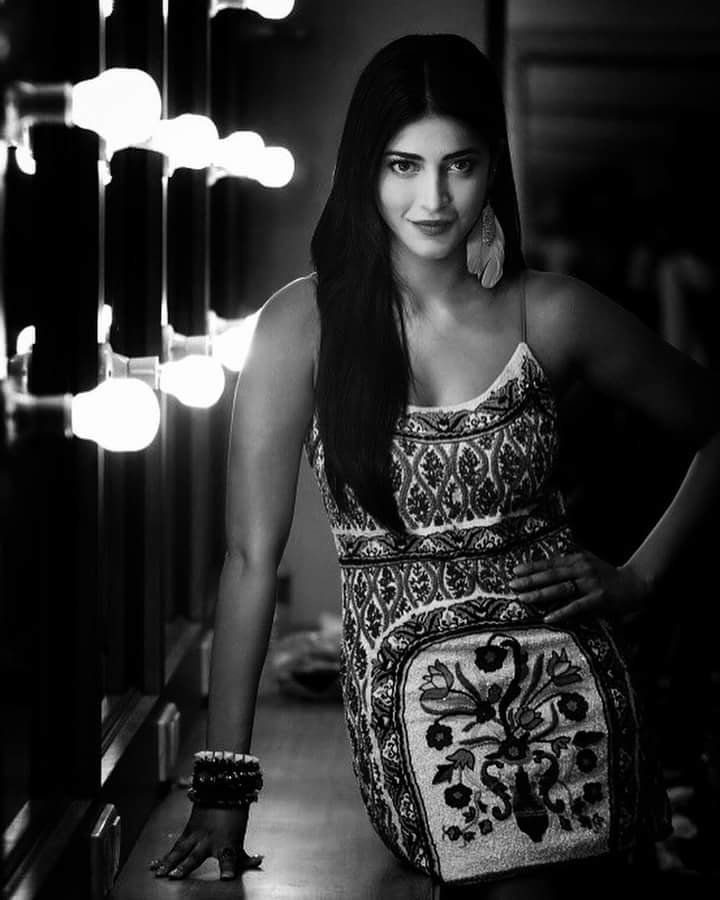 Shruti Haasan Unseen Hot Photos