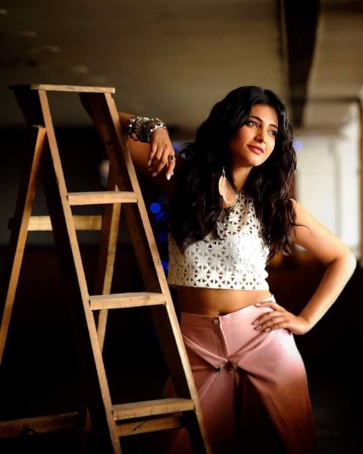 Shruti Haasan Unseen Hot Photos