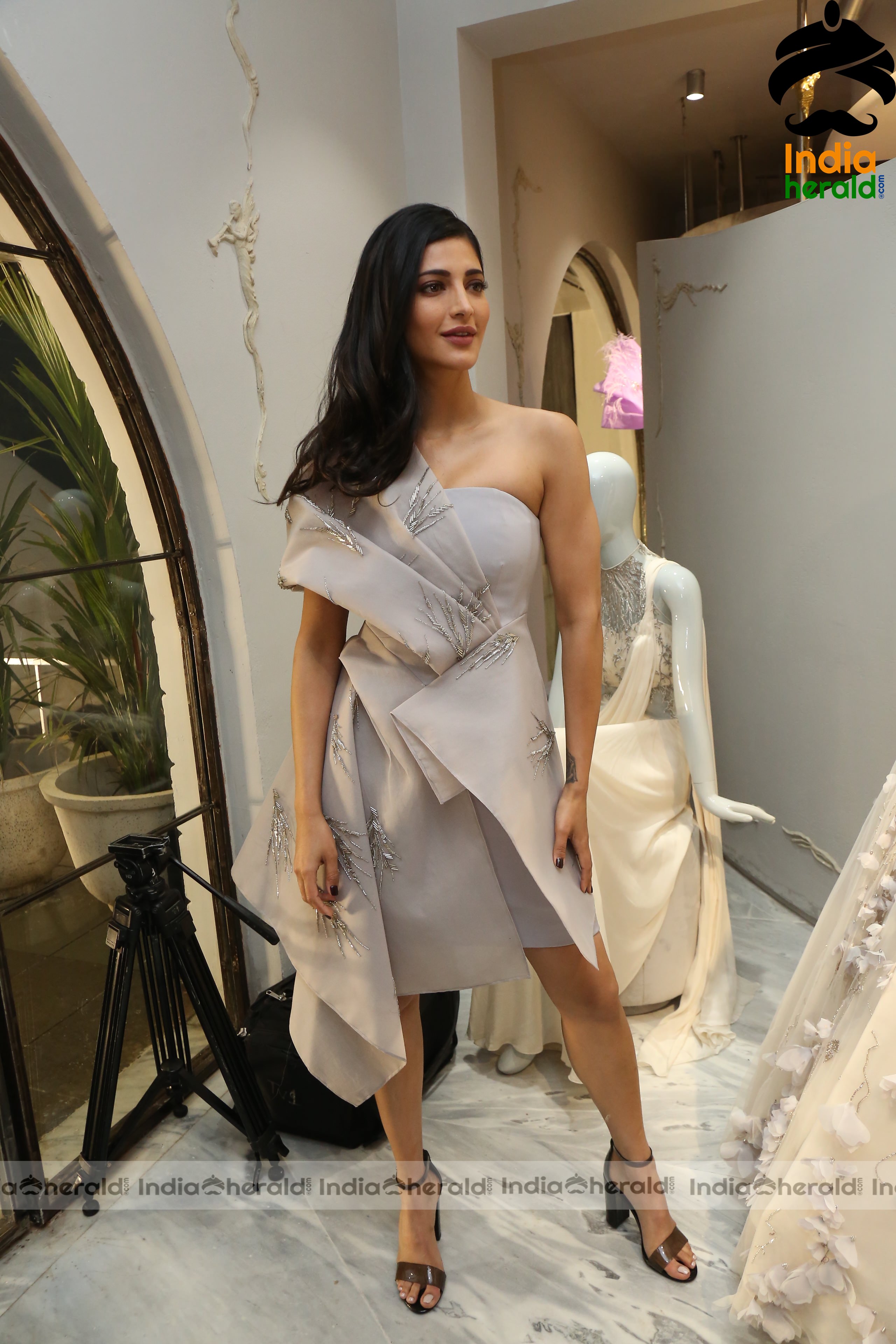 Shruti Hassan Hot at the Launch of Ace Couturier Set 1