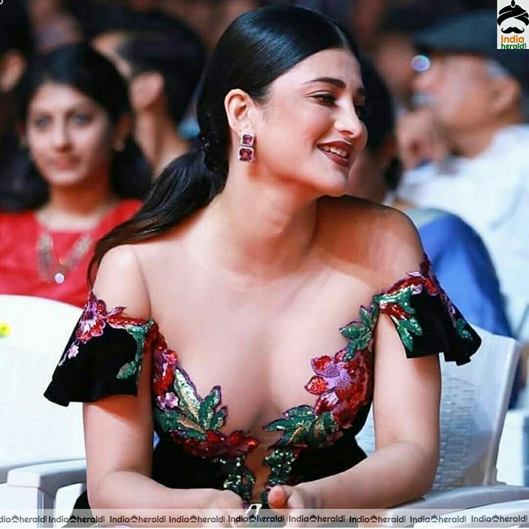 Shruti Hassan Hot Cleavage Revealing Photos Stills