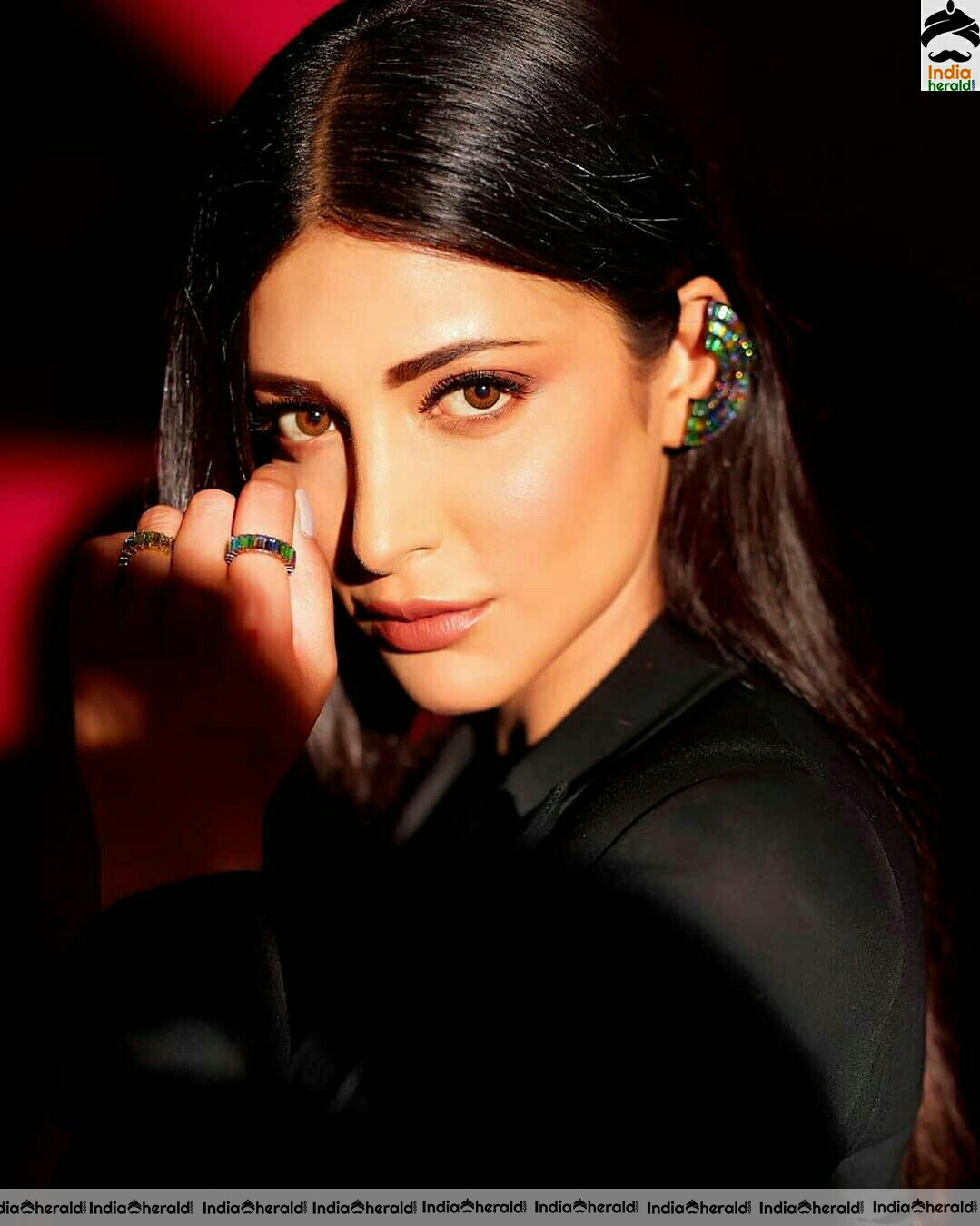 Shruti Hassan Hot Cleavage Revealing Photos Stills