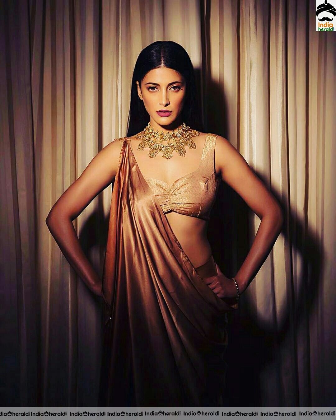 Shruti Hassan Latest Hot Photos in Golden Saree exposing Her Hip