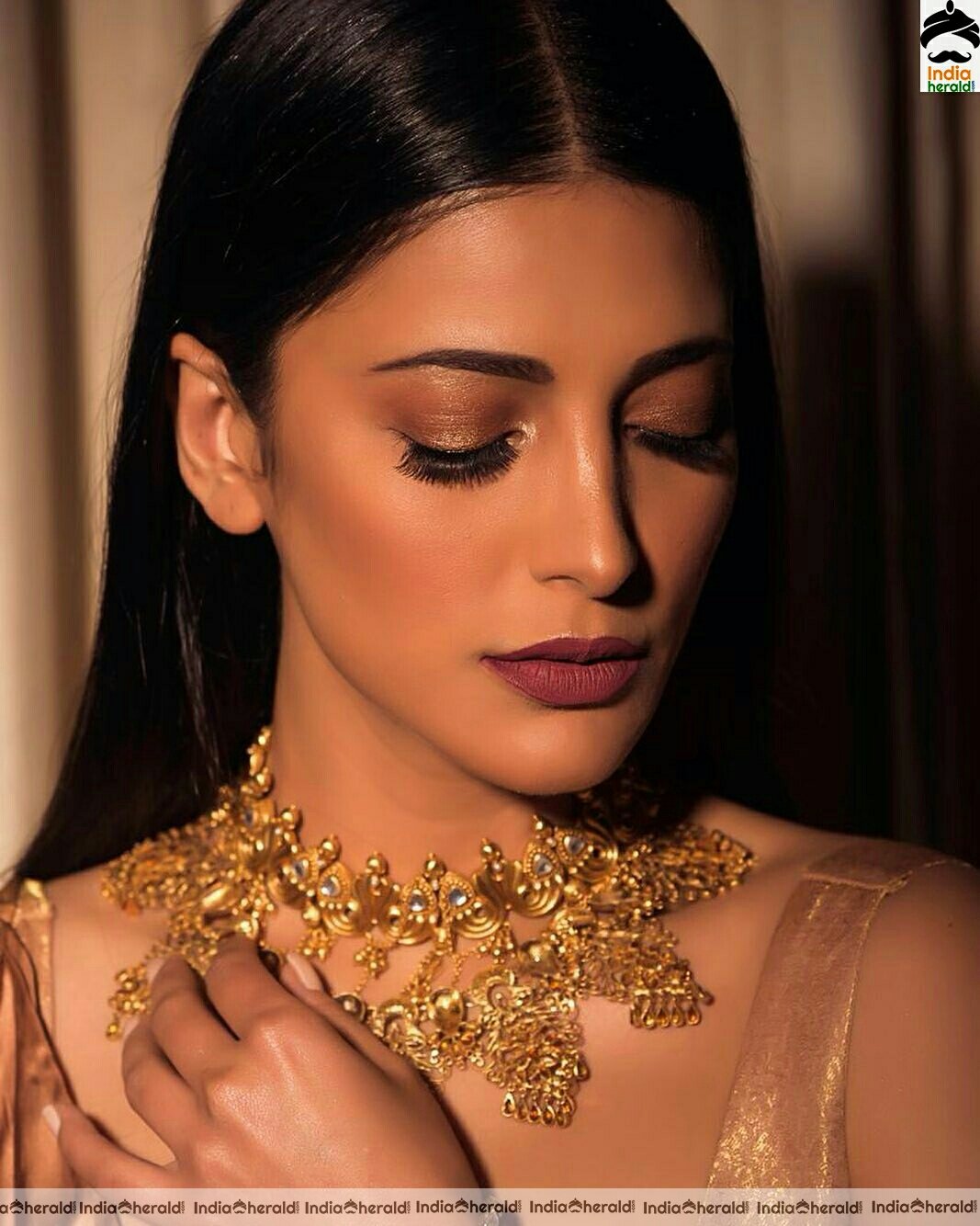 Shruti Hassan Latest Hot Photos in Golden Saree exposing Her Hip