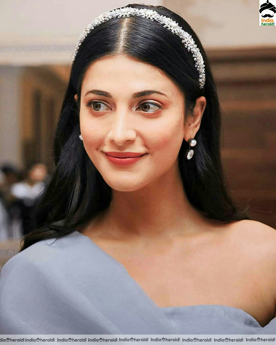Shruti Hassan looking angelic and pretty in these photos
