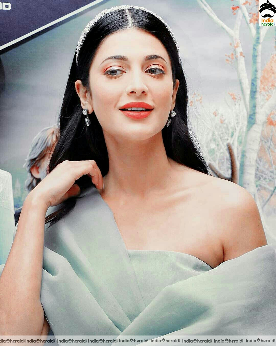 Shruti Hassan looking angelic and pretty in these photos