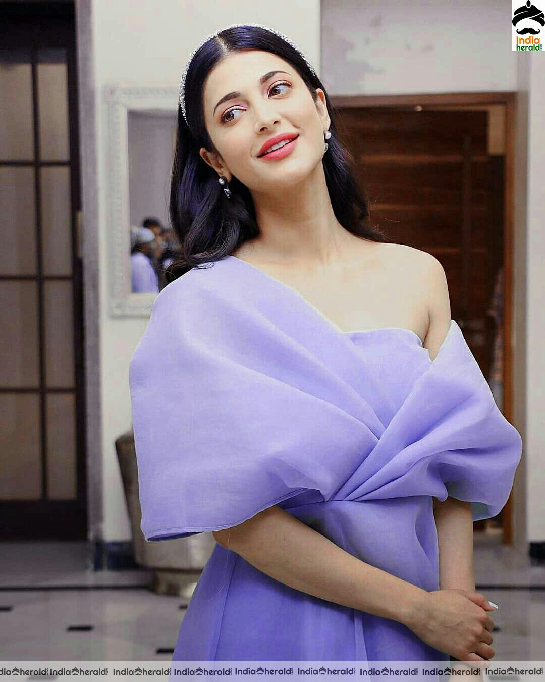 Shruti Hassan looking angelic and pretty in these photos