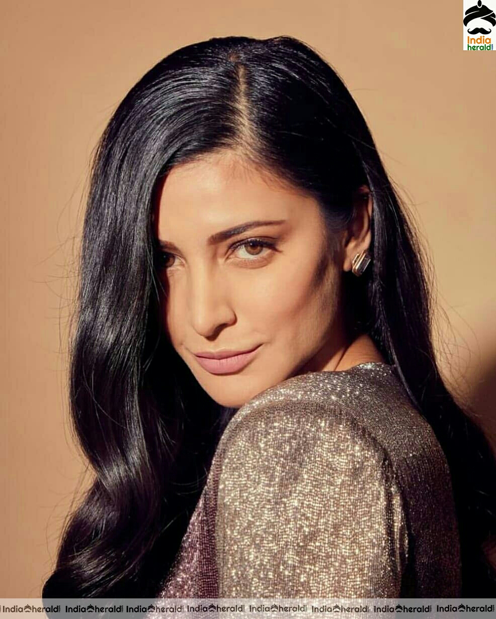 Shruti Hassan Milky White Tummy And Navel Show Photos