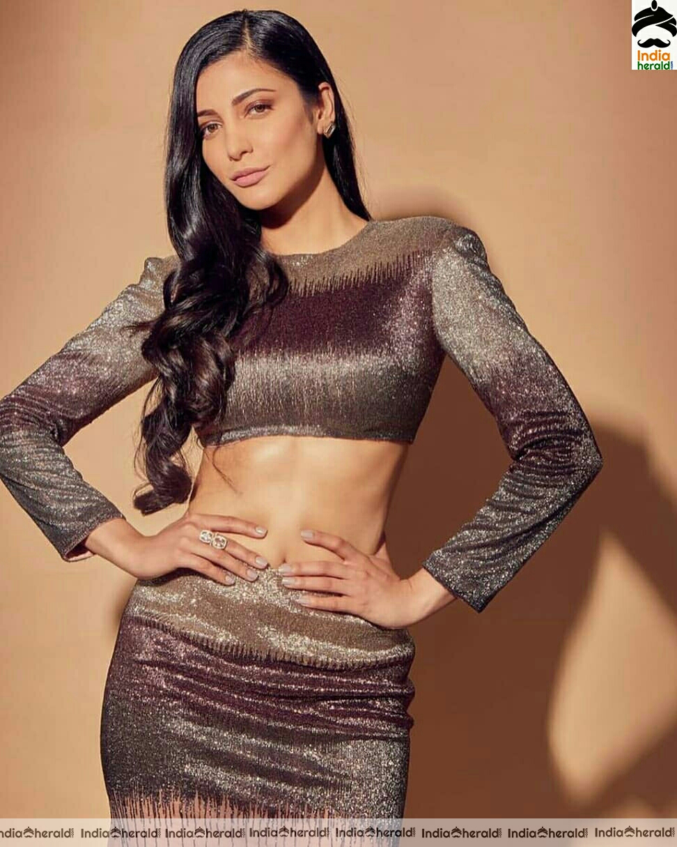 Shruti Hassan Milky White Tummy And Navel Show Photos