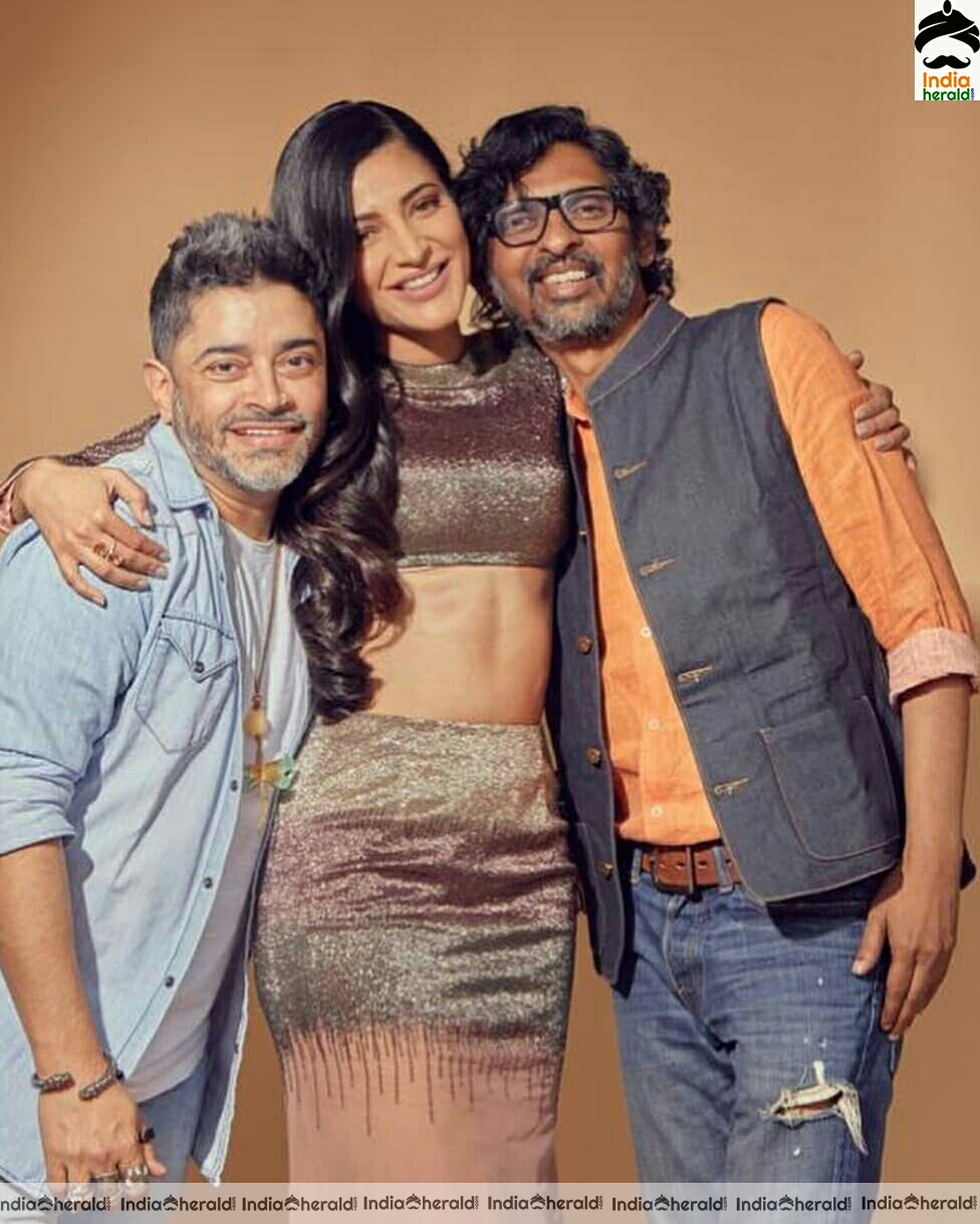 Shruti Hassan Milky White Tummy And Navel Show Photos