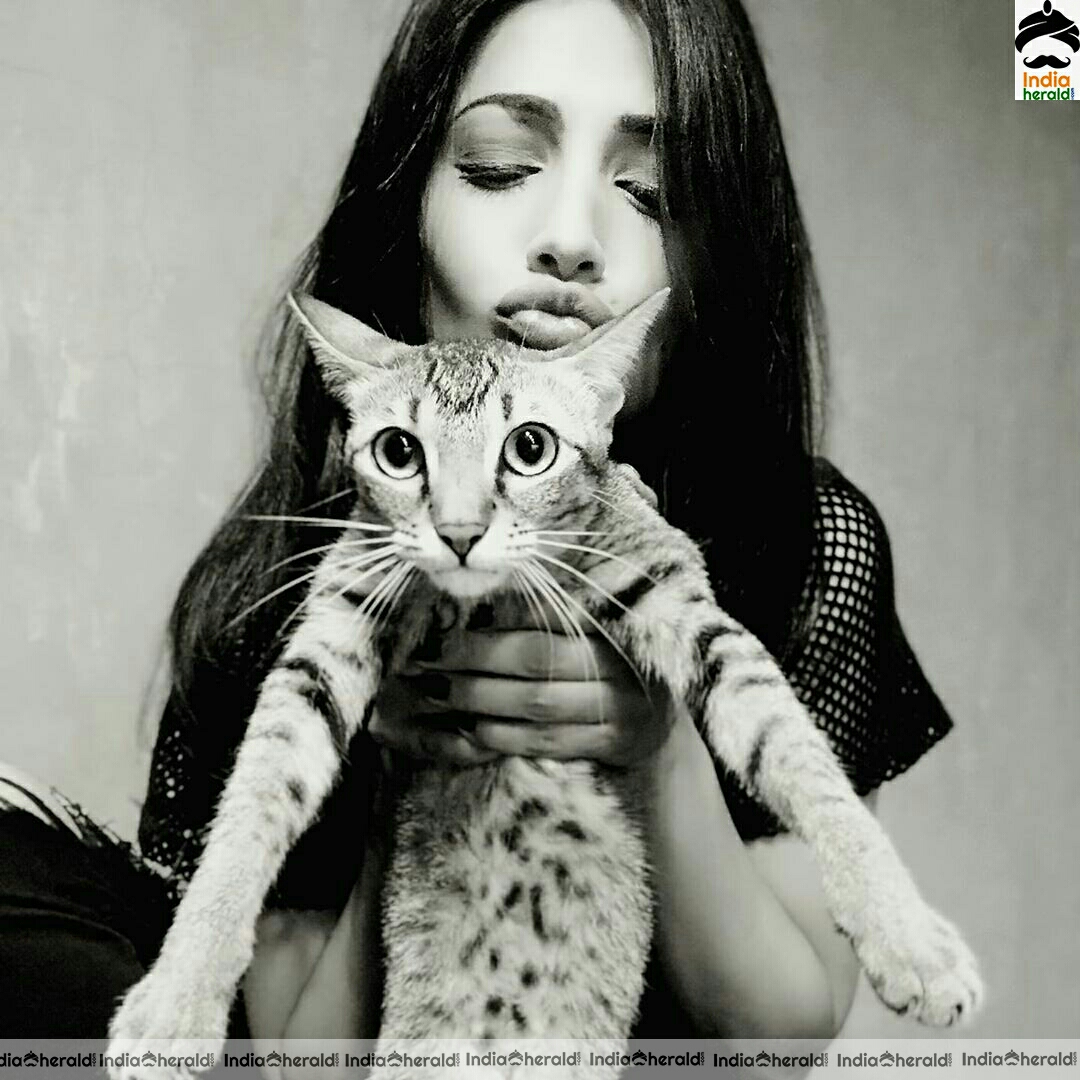 Shruti Hassan Quarantine annoyed grunt photos