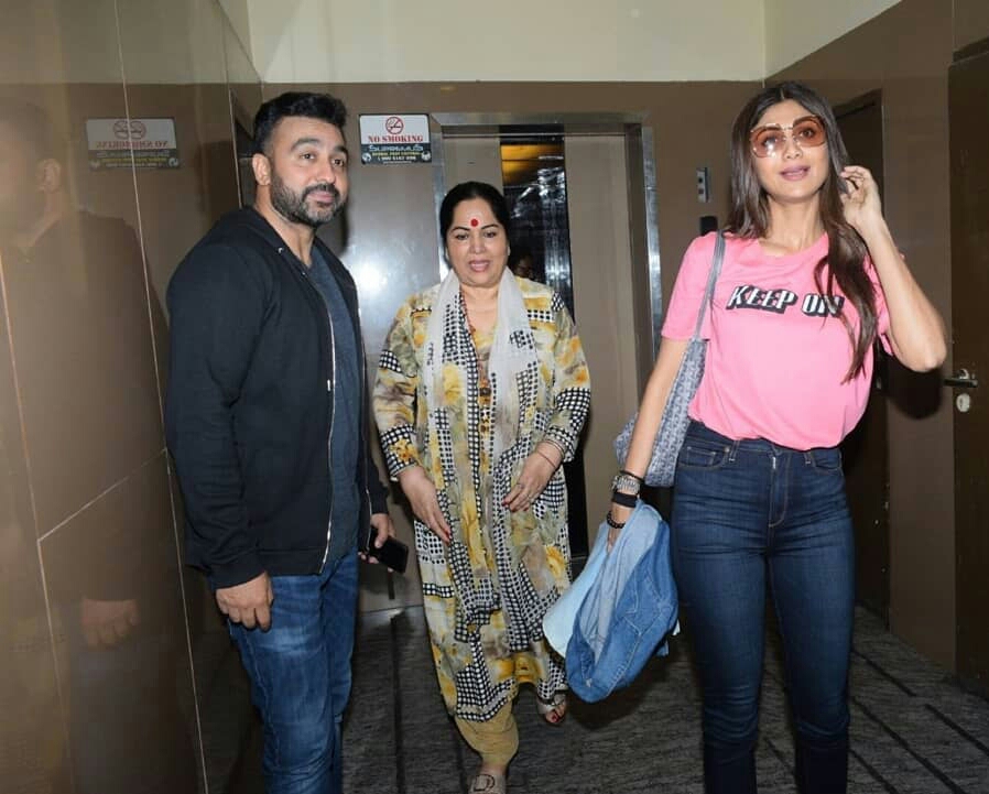 Shy Shilpa Shetty Ignore Cameras At Cinema Hall