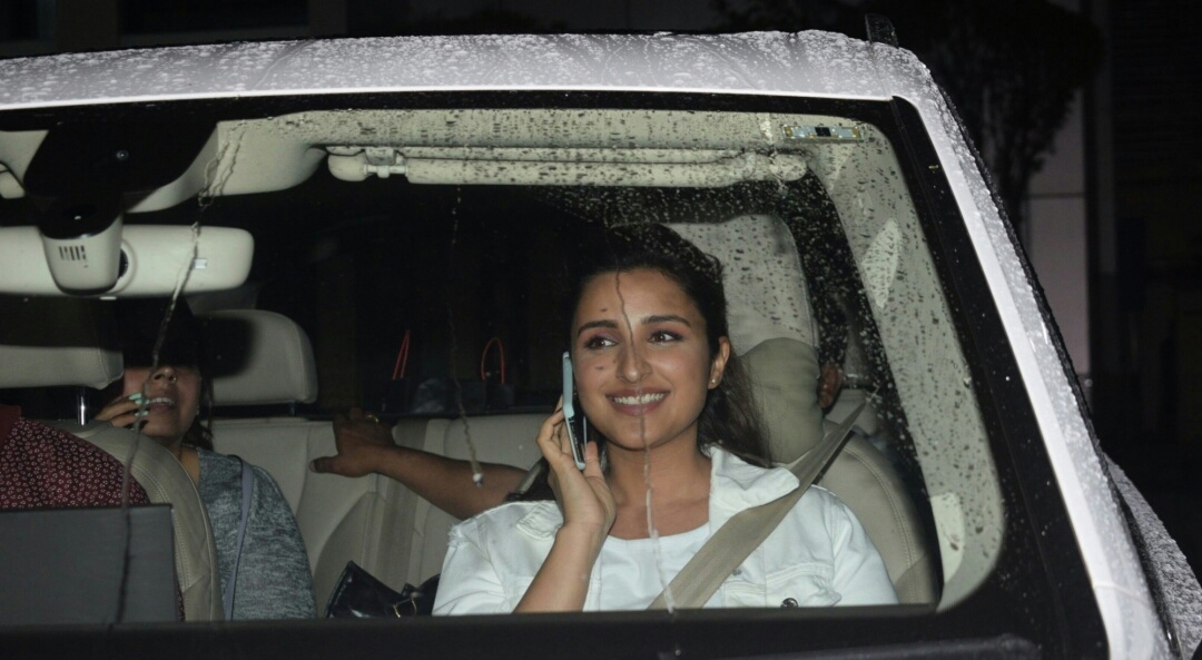 Sidharth Malhotra And Parineeti Chopra Seen At Mumbai Airport