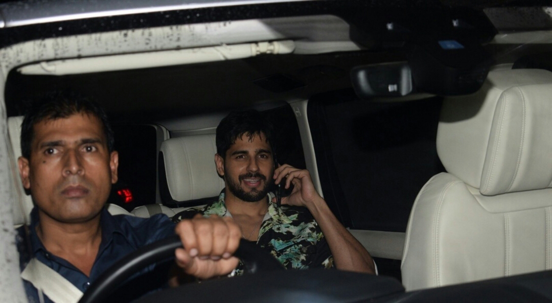 Sidharth Malhotra And Parineeti Chopra Seen At Mumbai Airport