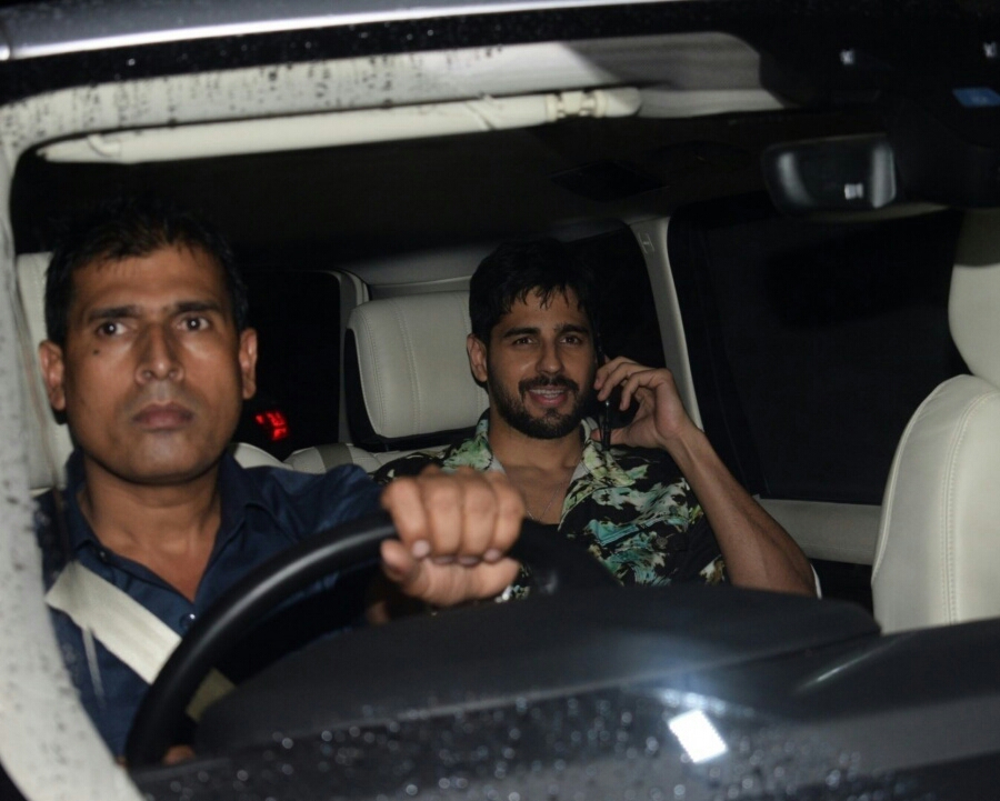 Sidharth Malhotra And Parineeti Chopra Seen At Mumbai Airport