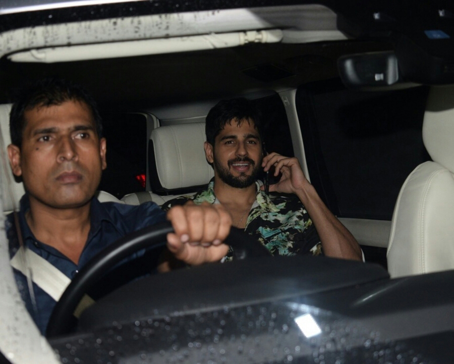 Sidharth Malhotra And Parineeti Chopra Seen At Mumbai Airport