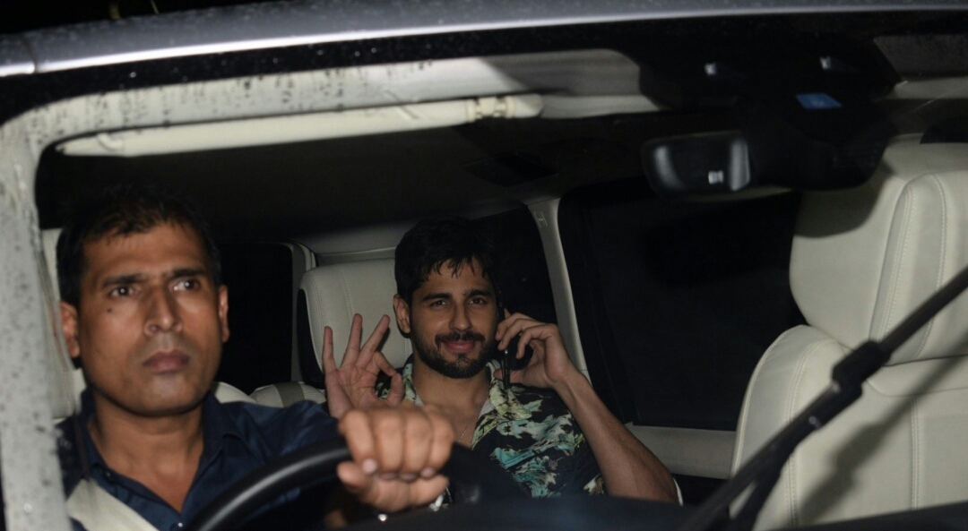 Sidharth Malhotra And Parineeti Chopra Seen At Mumbai Airport