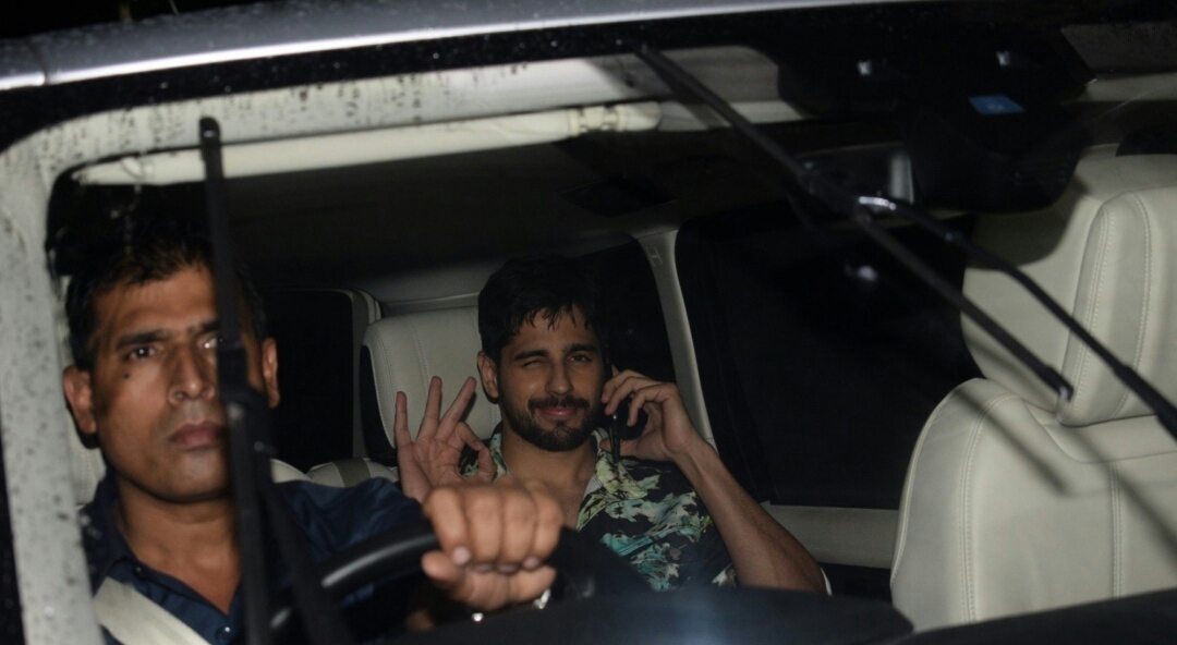 Sidharth Malhotra And Parineeti Chopra Seen At Mumbai Airport