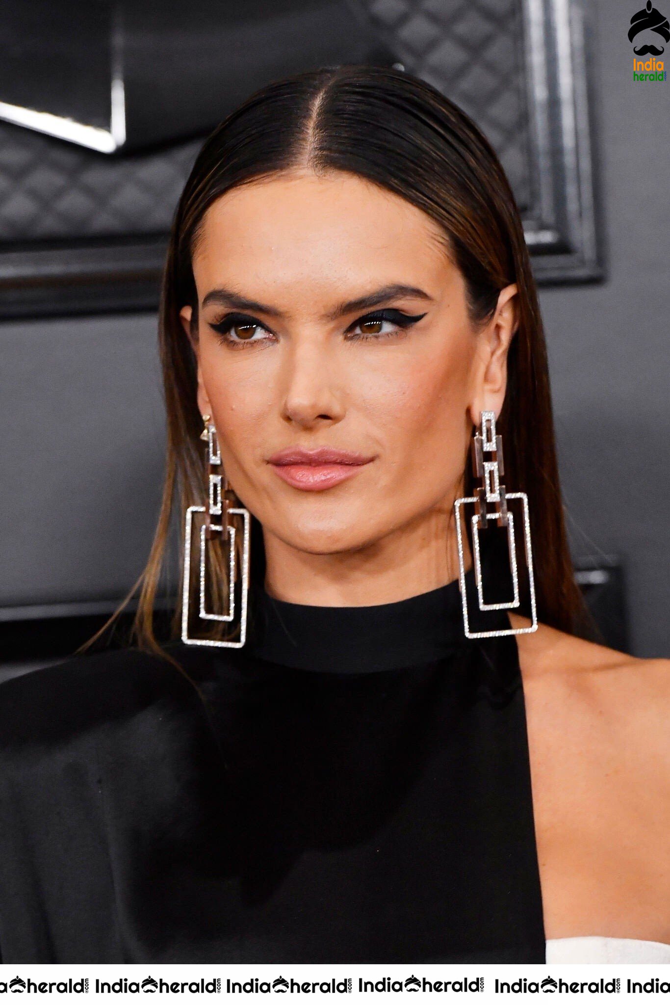 Sizzling Alessandra Ambrosio Hot Thigh Show at Grammys