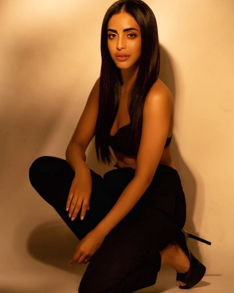 Sizzling Hot Priya Banerjee