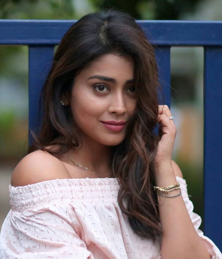 Sizzling Shriya Tempts Up In Latest Photos