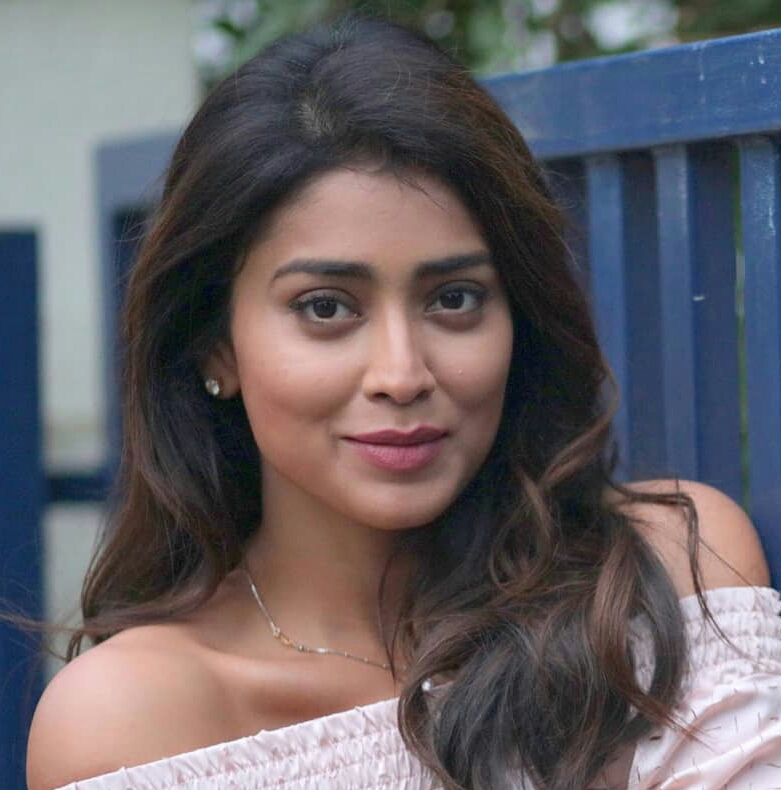 Sizzling Shriya Tempts Up In Latest Photos