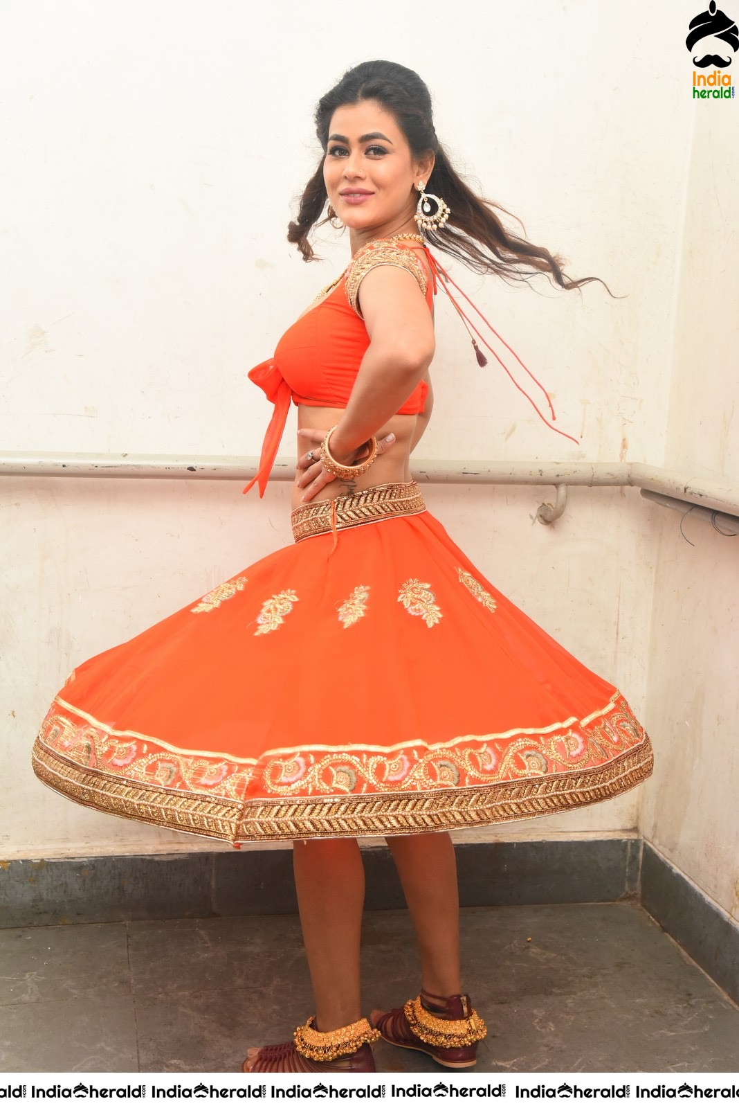 Sizzling Sneha Gupta Latest Hot Stills Exposing her Midriff and Navel Set 1