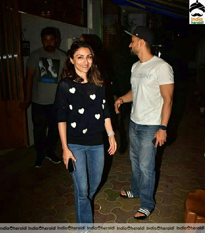 Soha Ali Khan Enjoying Dinner At Bandra Restaurant
