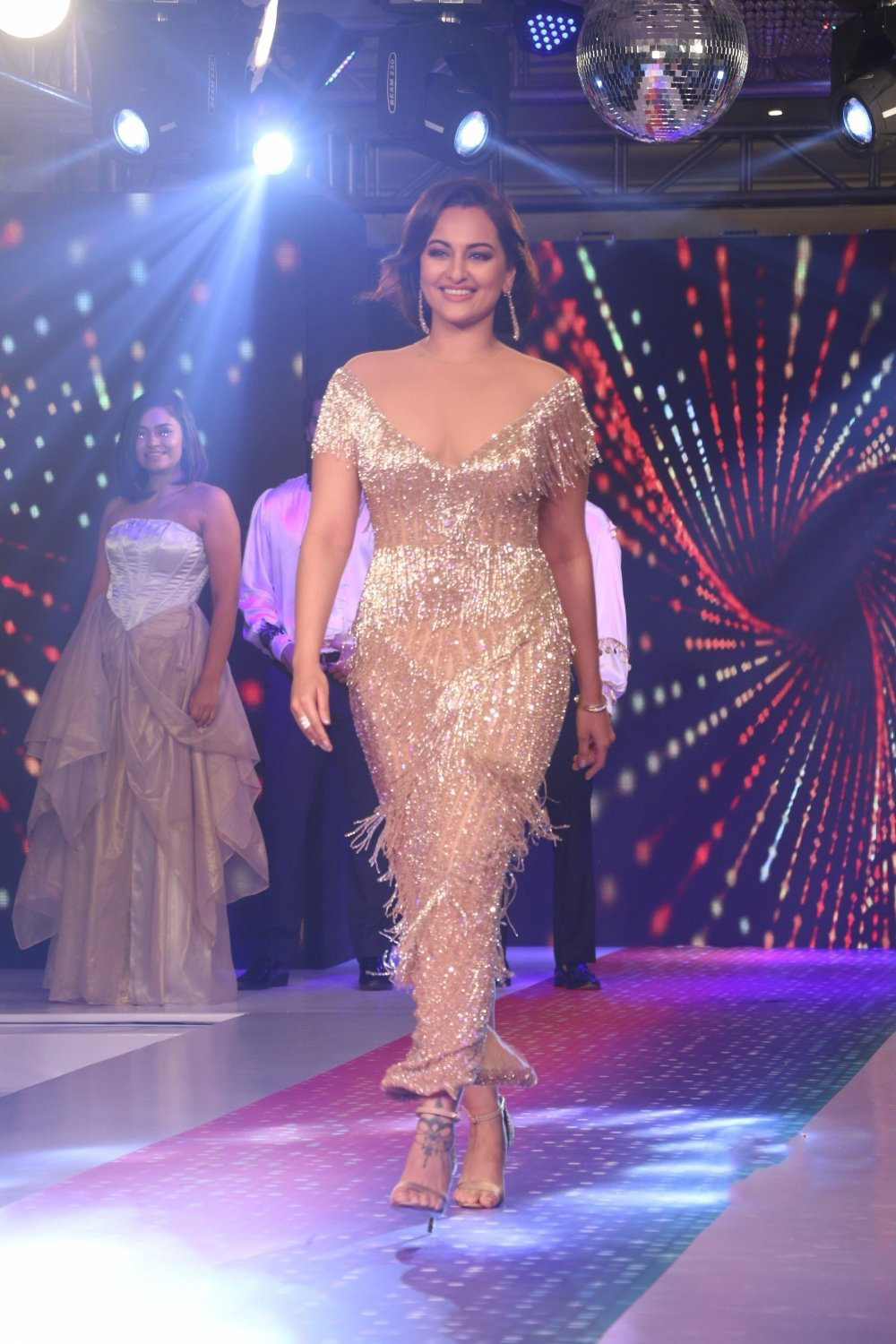 Sonakshi Sinha At Streax Professional Retro Remix Show