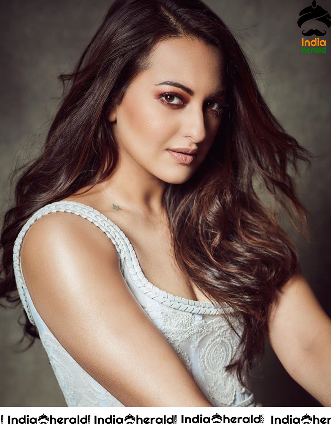 Sonakshi Sinha Latest Hot Photoshoot in Thighs Slit Cut Dress