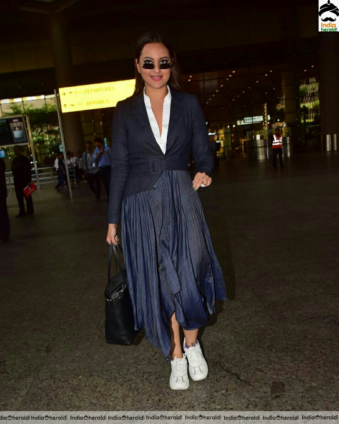 Sonakshi Sinha Spotted At Mumbai Airport