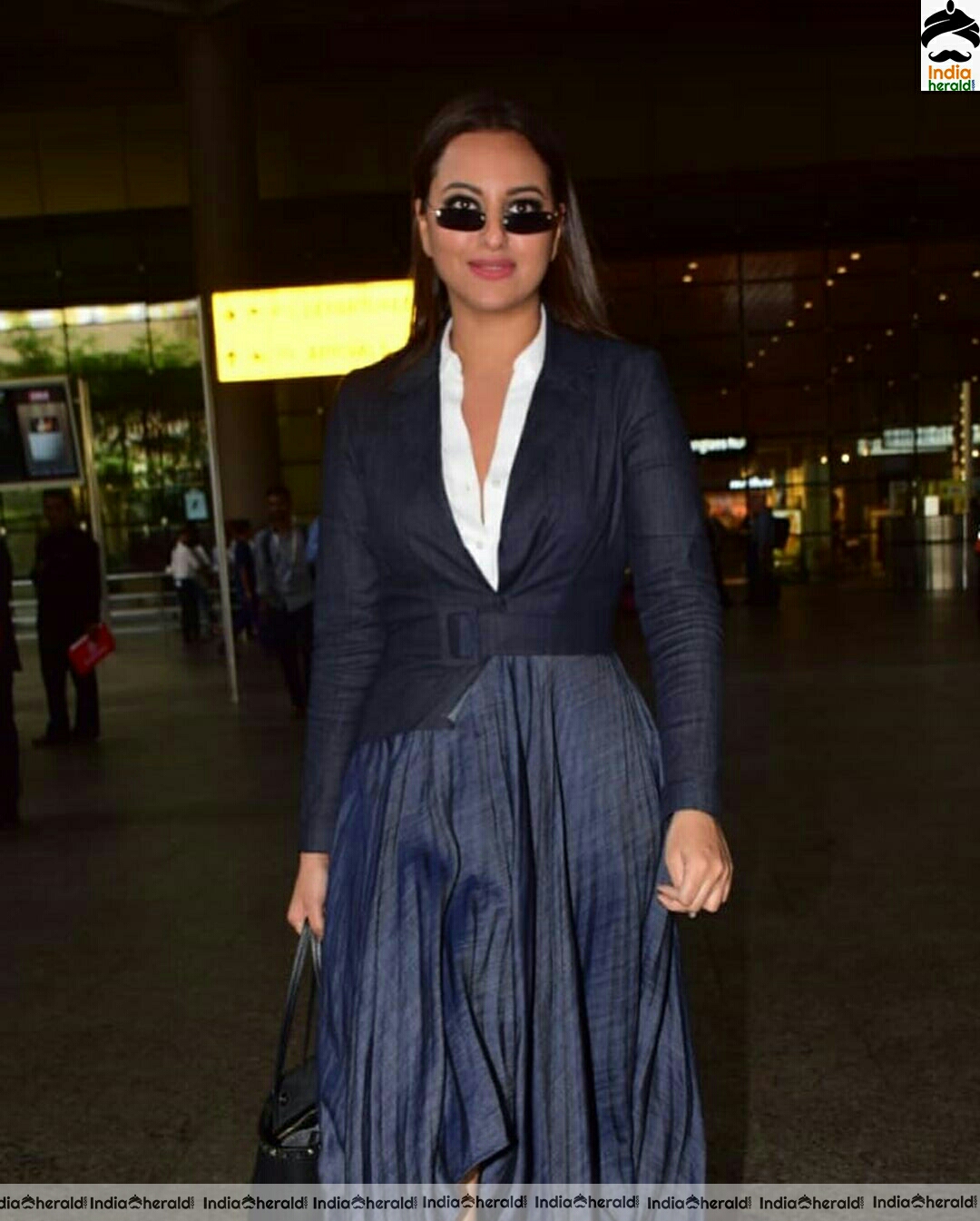 Sonakshi Sinha Spotted At Mumbai Airport