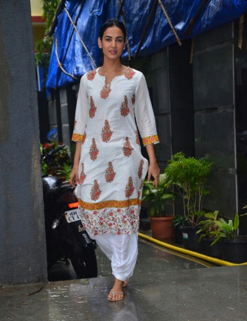 Sonal Chauhan Seen At Juhu