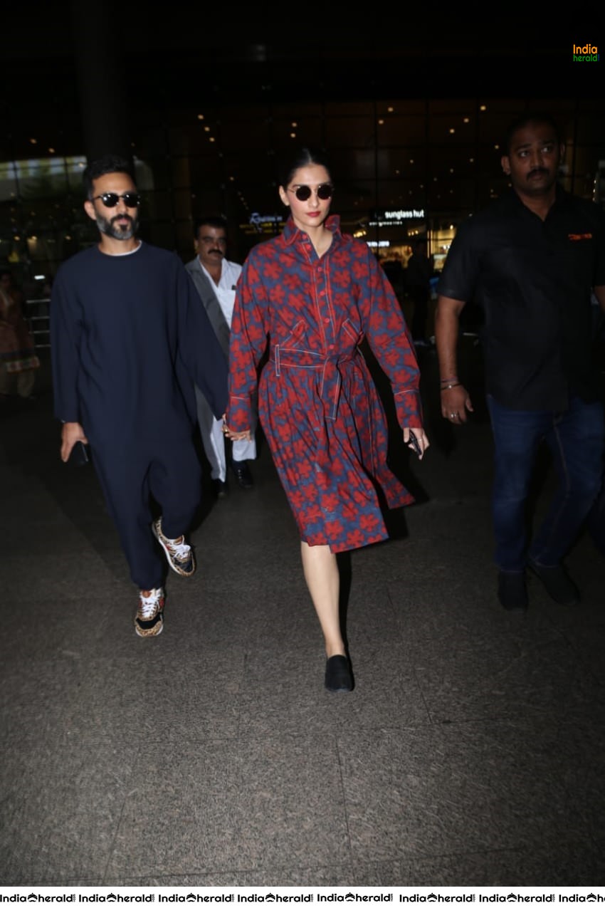 Sonam Kapoor caught in Public at Mumbai by Paparazzi