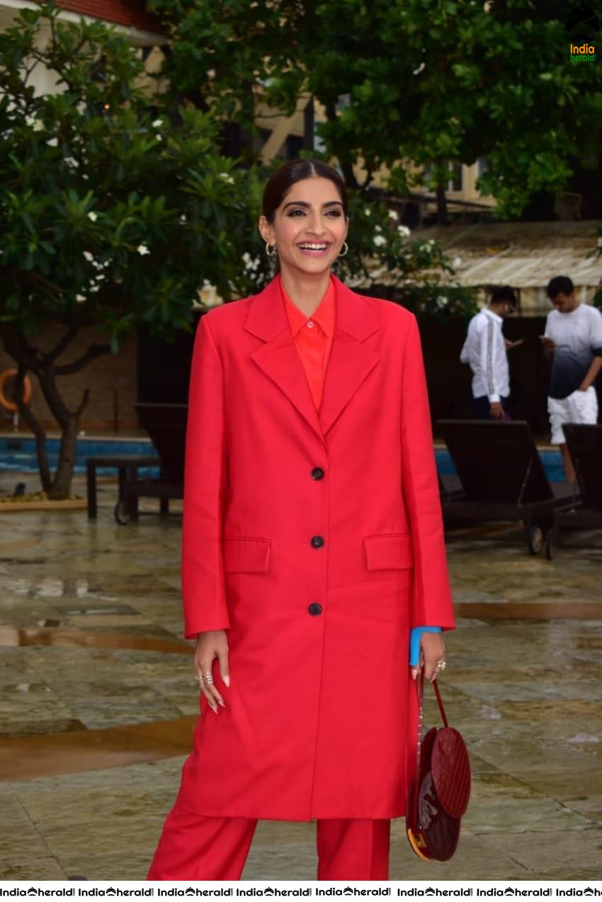 Sonam Kapoor caught in Public at Mumbai by Paparazzi