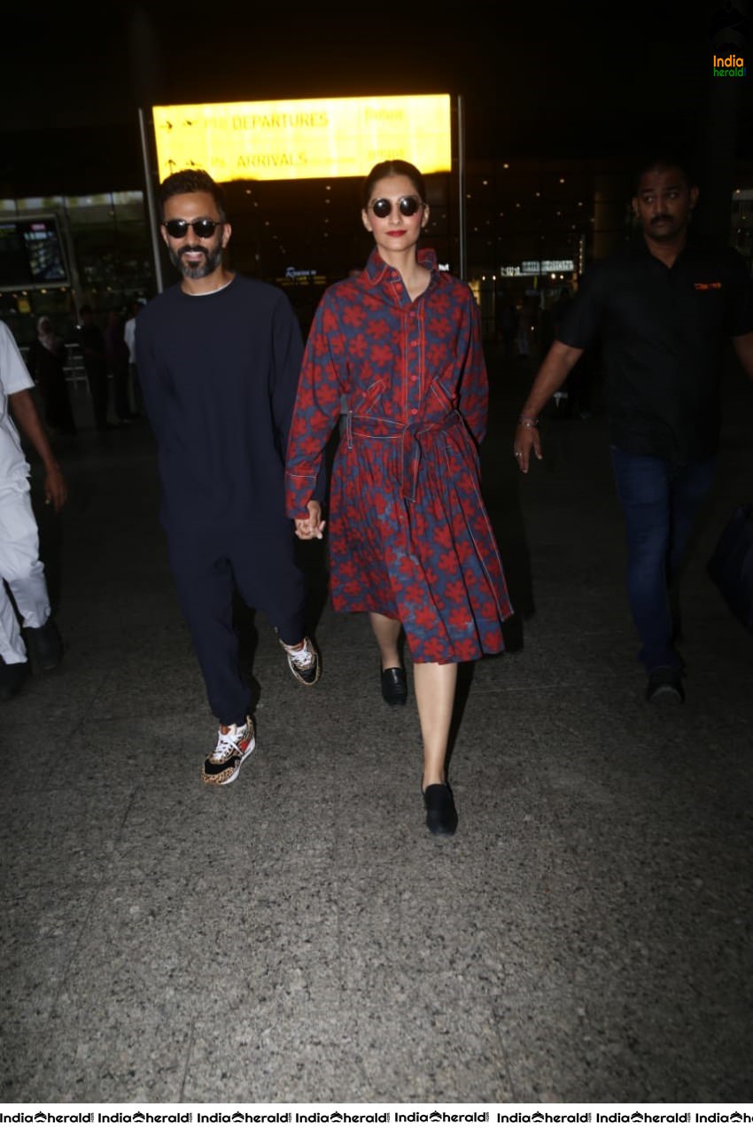 Sonam Kapoor caught in Public at Mumbai by Paparazzi