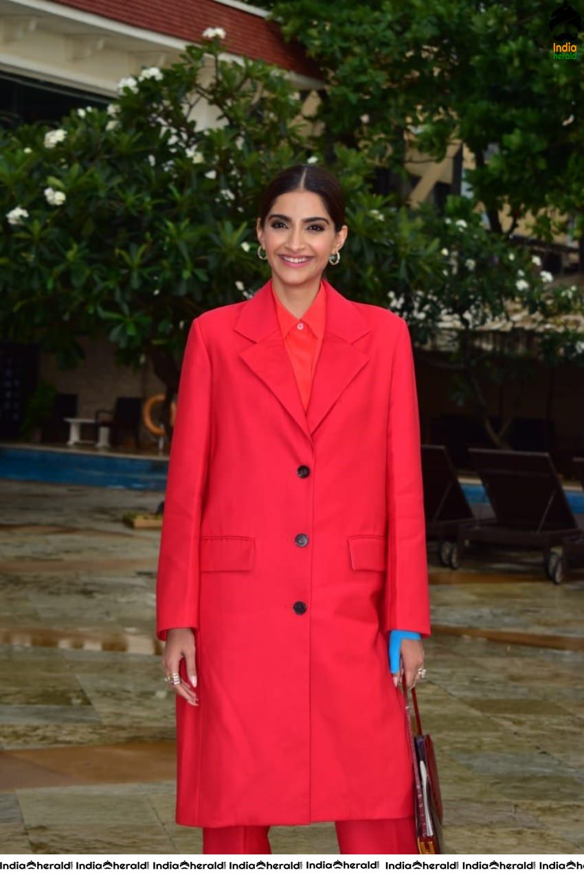 Sonam Kapoor caught in Public at Mumbai by Paparazzi