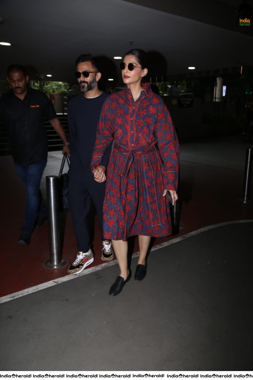 Sonam Kapoor caught in Public at Mumbai by Paparazzi