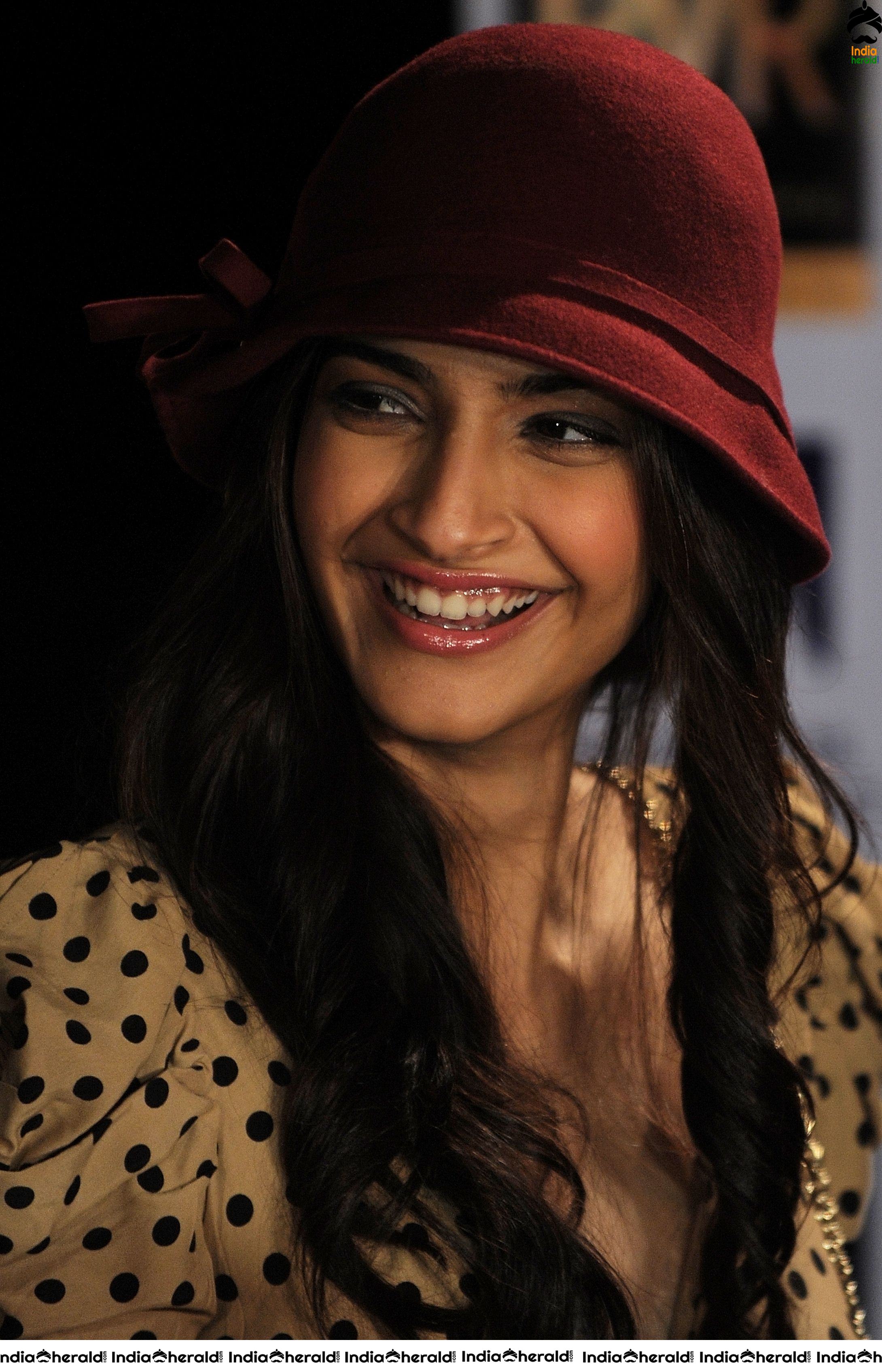 Sonam Kapoor Hot Photos Compilation to tease your Mood Set 1
