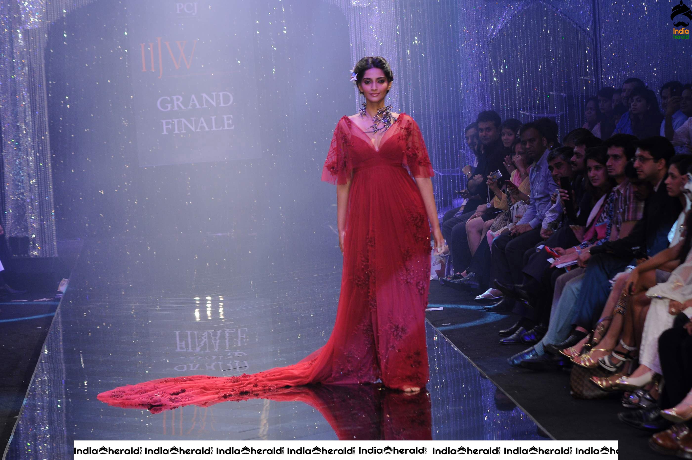 Sonam Kapoor Hot Photos Compilation to tease your Mood Set 2