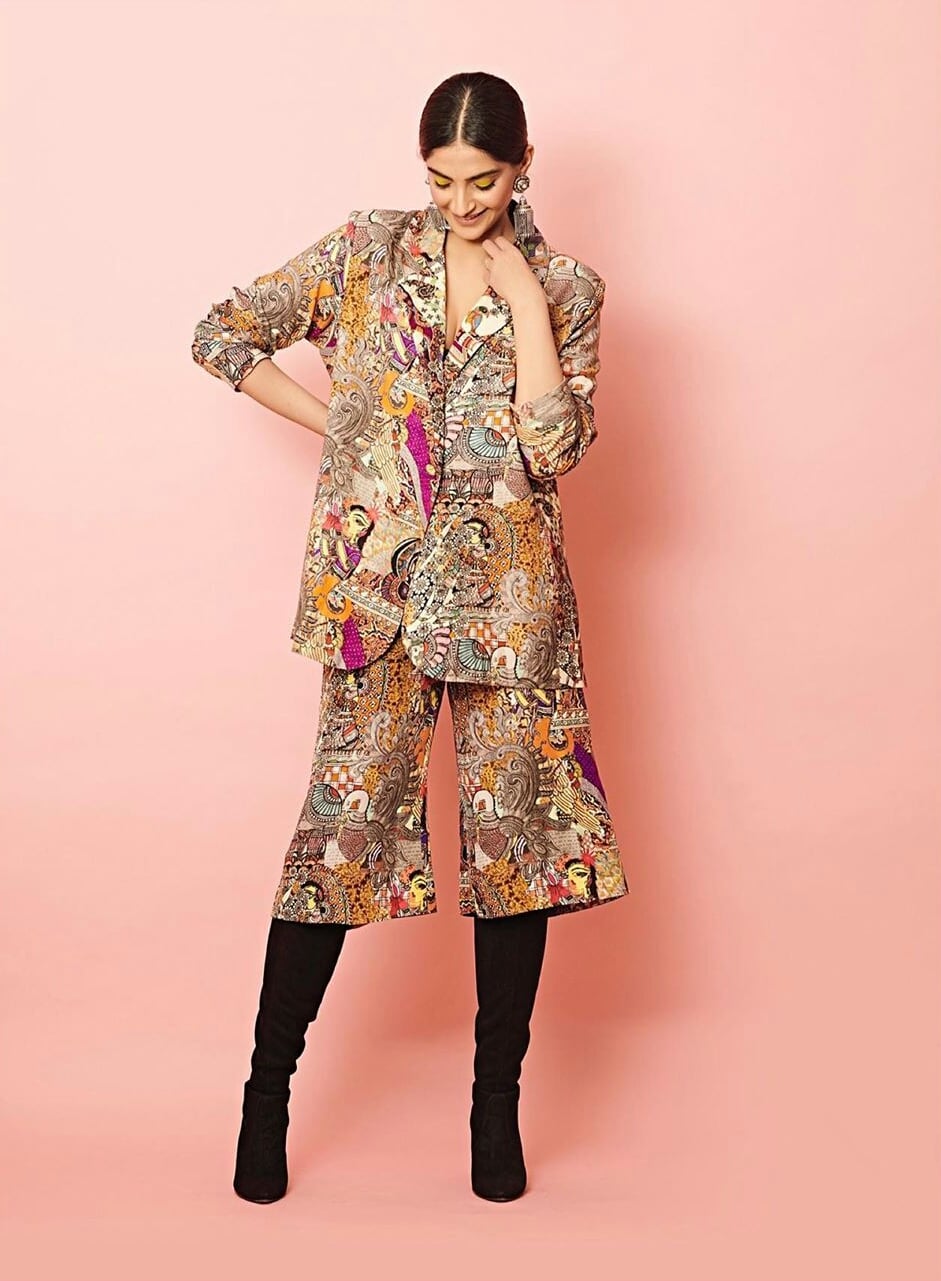 Sonam Kapoor Shows Her Sexy Back In Multicolour Dress