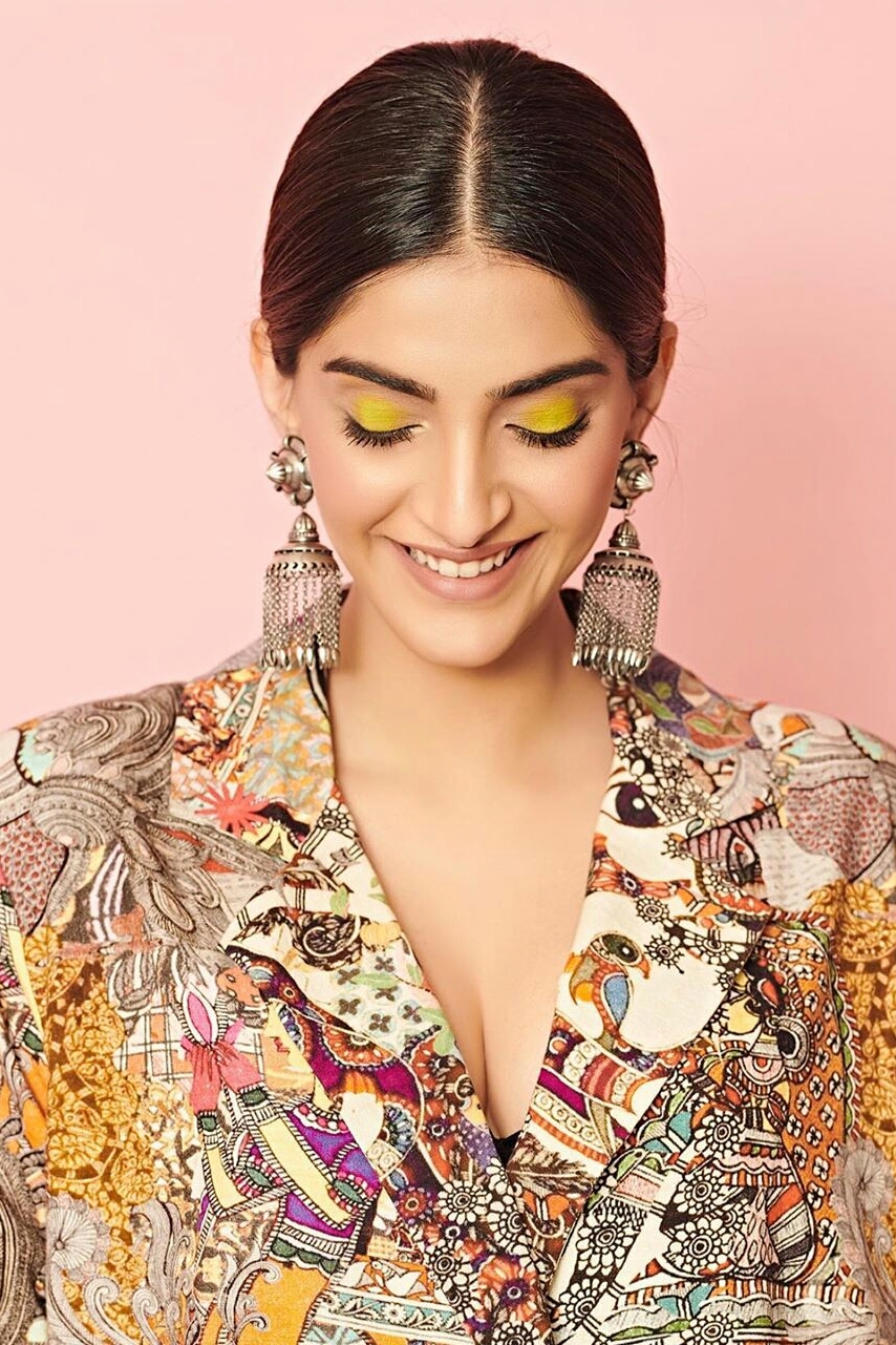 Sonam Kapoor Shows Her Sexy Back In Multicolour Dress
