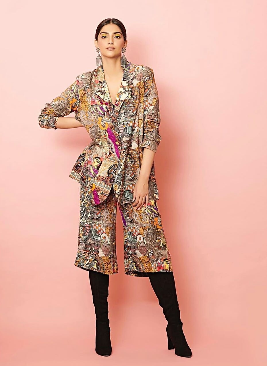 Sonam Kapoor Shows Her Sexy Back In Multicolour Dress