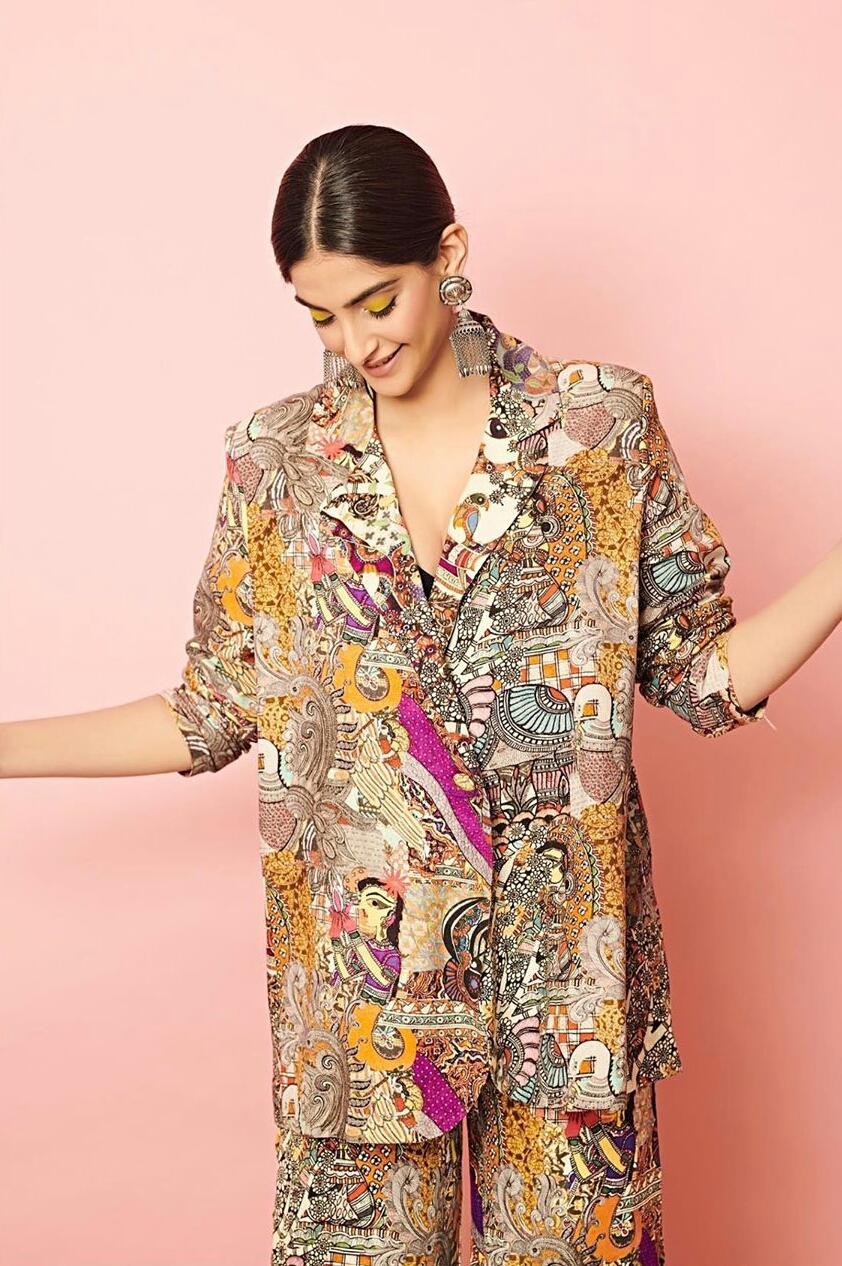 Sonam Kapoor Shows Her Sexy Back In Multicolour Dress