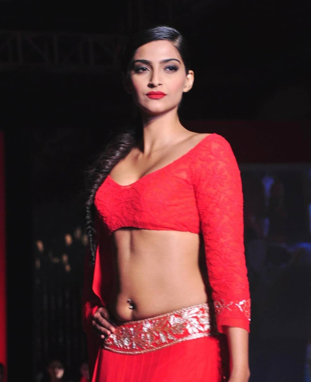 Sonam Kapoor Super Sexy Cleavage And Navel Show In Red Manish Malhotra Dress