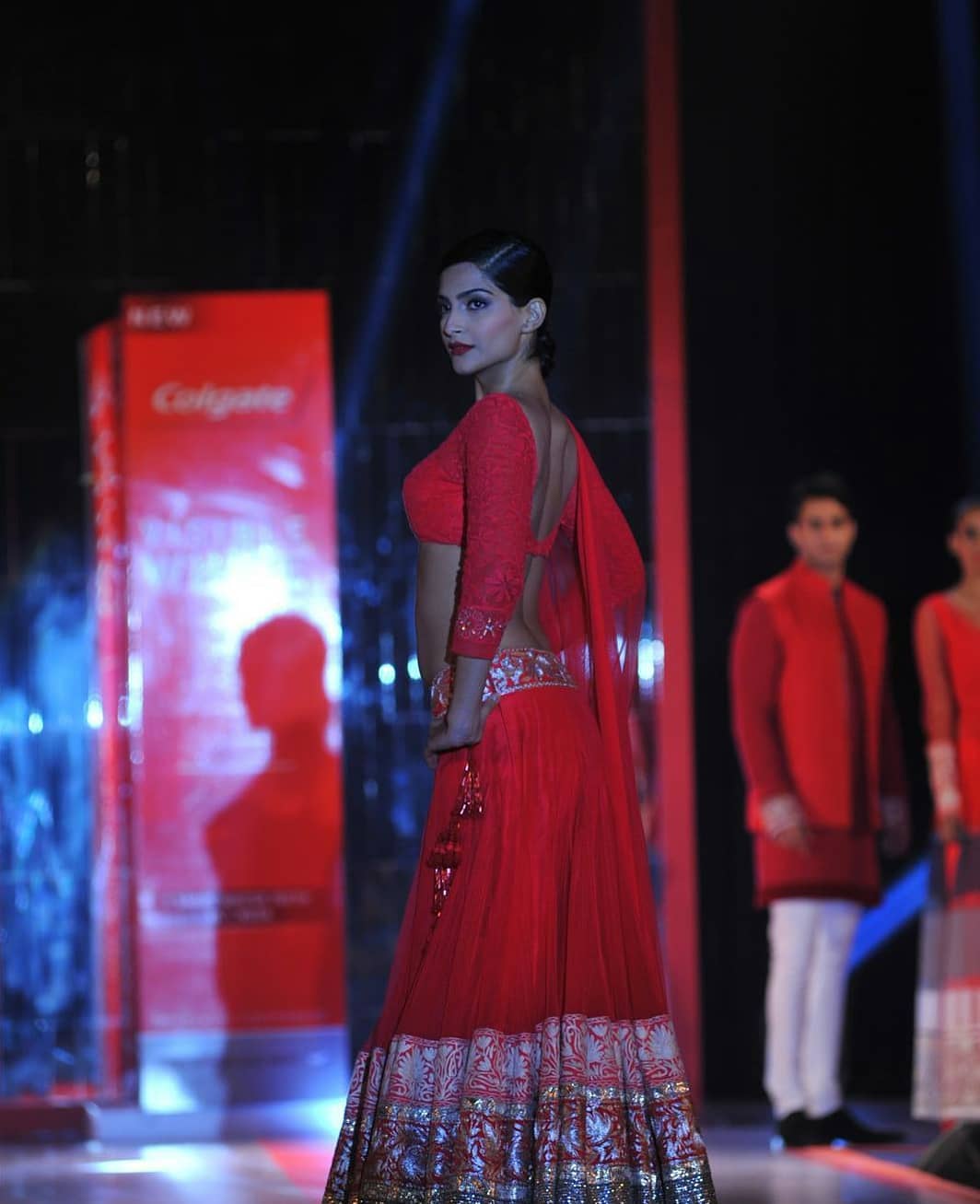 Sonam Kapoor Super Sexy Cleavage And Navel Show In Red Manish Malhotra Dress